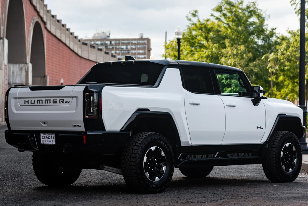 2022 GMC Hummer EV - Image 7 of 31
