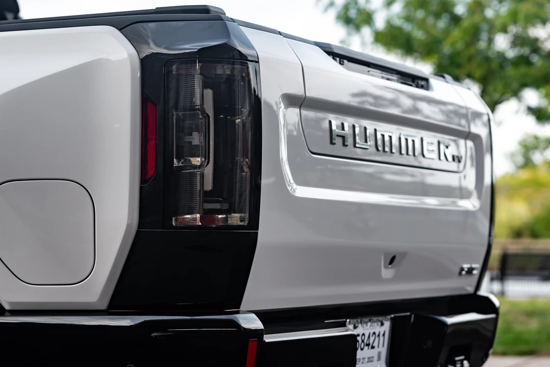 2022 GMC Hummer EV - Image 25 of 31