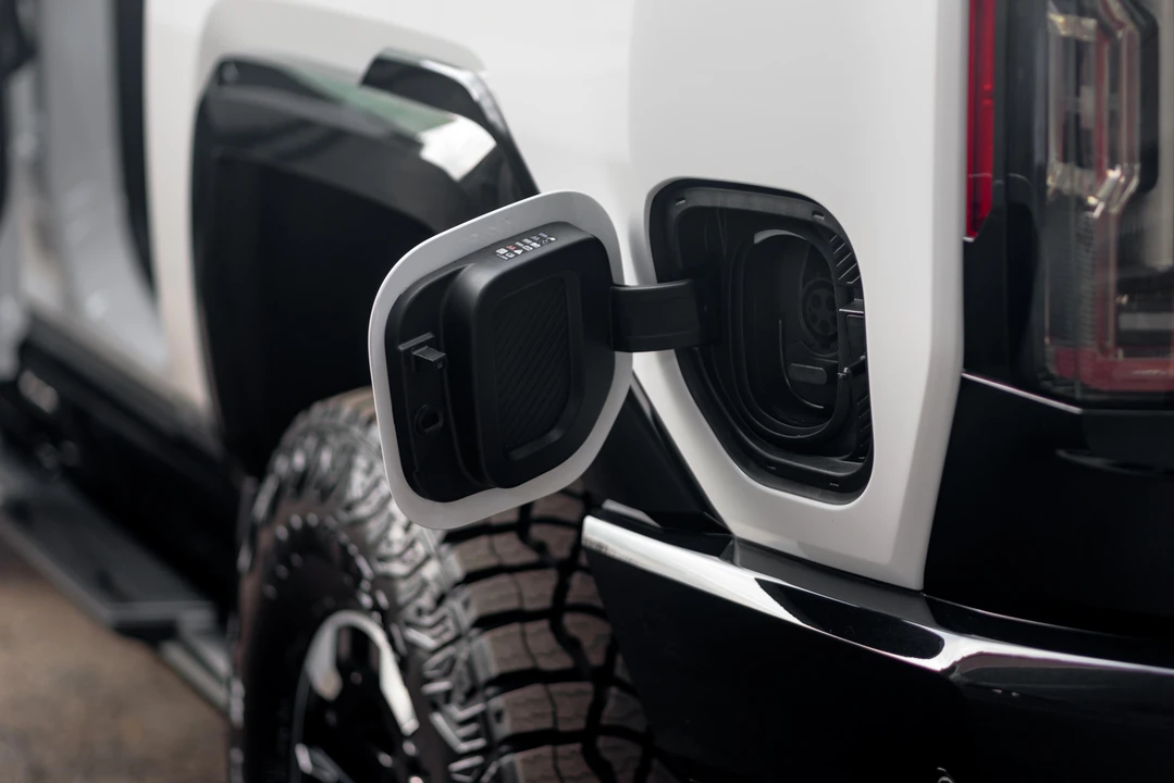 2022 GMC Hummer EV - Image 22 of 31