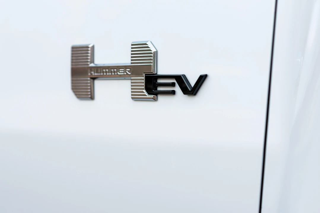 2022 GMC Hummer EV - Image 17 of 31