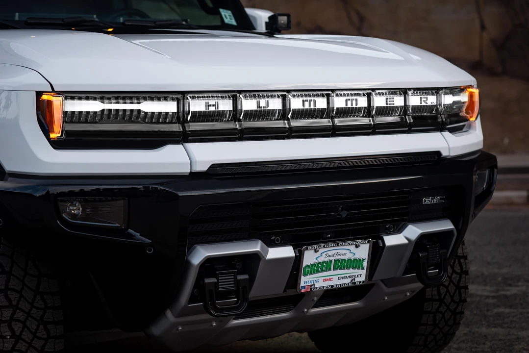 2022 GMC Hummer EV - Image 9 of 31
