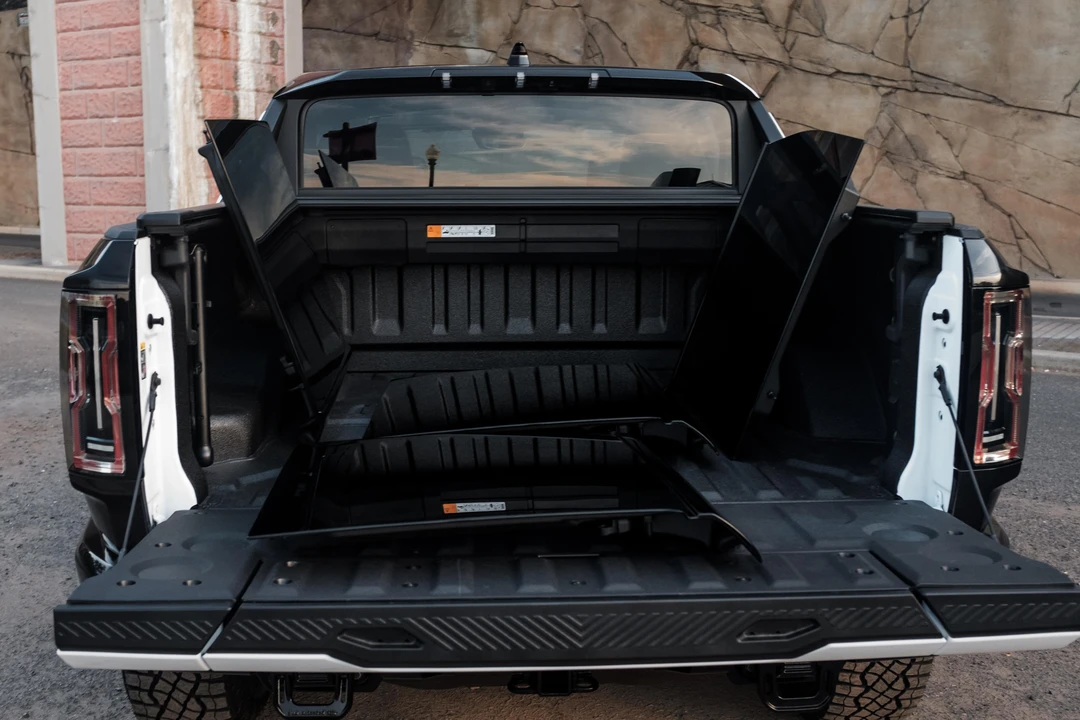 2022 GMC Hummer EV - Image 30 of 31