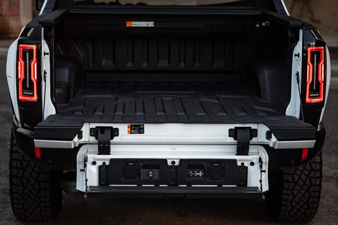 2022 GMC Hummer EV - Image 29 of 31