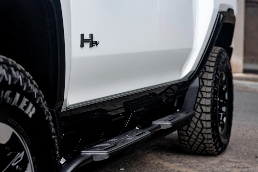 2022 GMC Hummer EV - Image 16 of 31