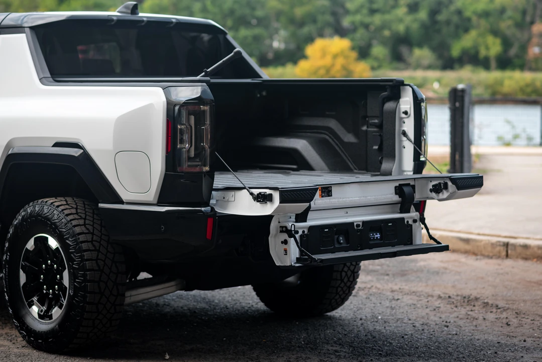 2022 GMC Hummer EV - Image 26 of 31