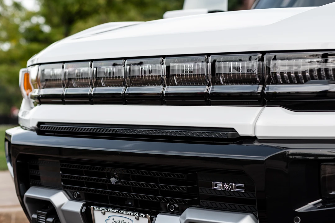 2022 GMC Hummer EV - Image 12 of 31