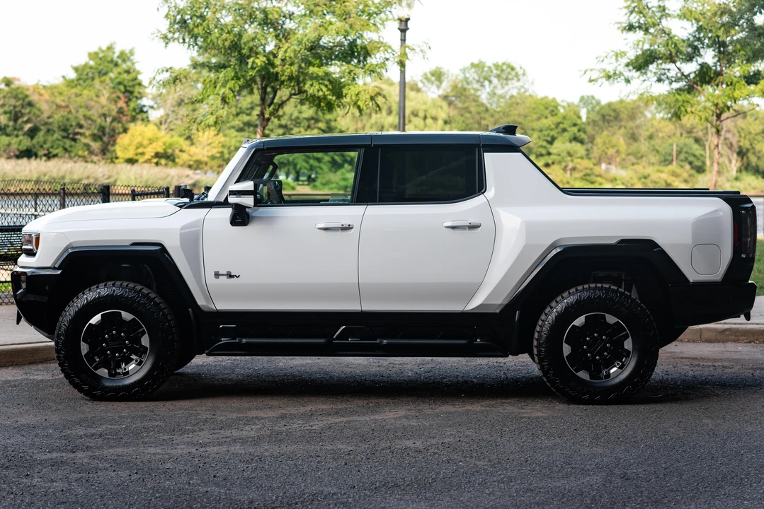 2022 GMC Hummer EV - Image 6 of 31