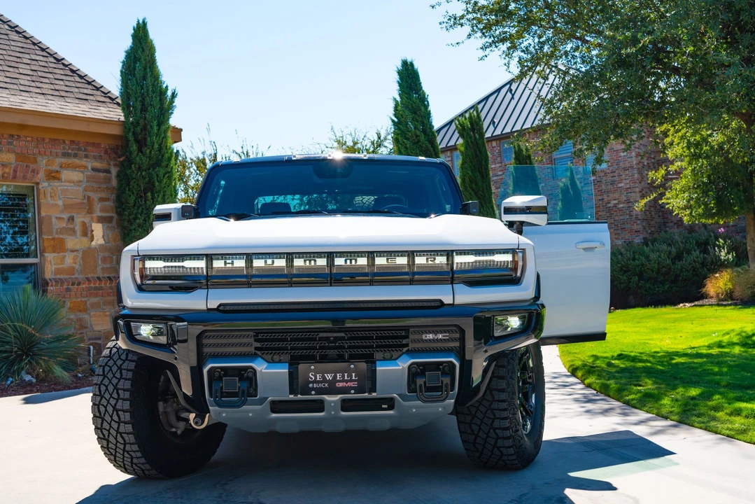 2022 GMC Hummer EV - Image 29 of 31