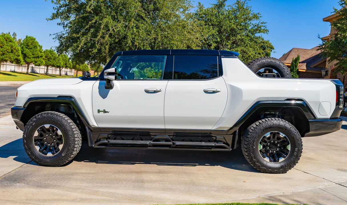 2022 GMC Hummer EV - Image 11 of 31