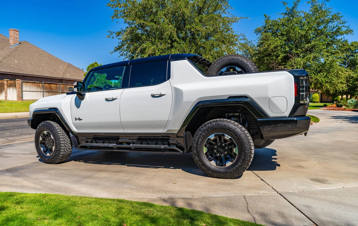 2022 GMC Hummer EV - Image 12 of 31