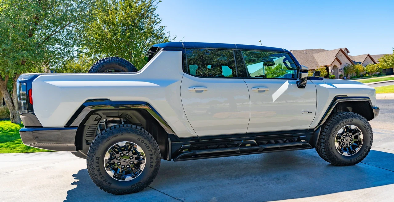 2022 GMC Hummer EV - Image 17 of 31