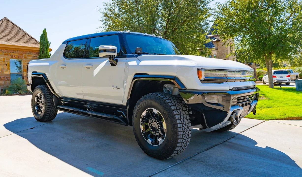 2022 GMC Hummer EV - Image 19 of 31