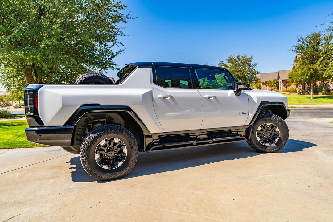 2022 GMC Hummer EV - Image 15 of 31