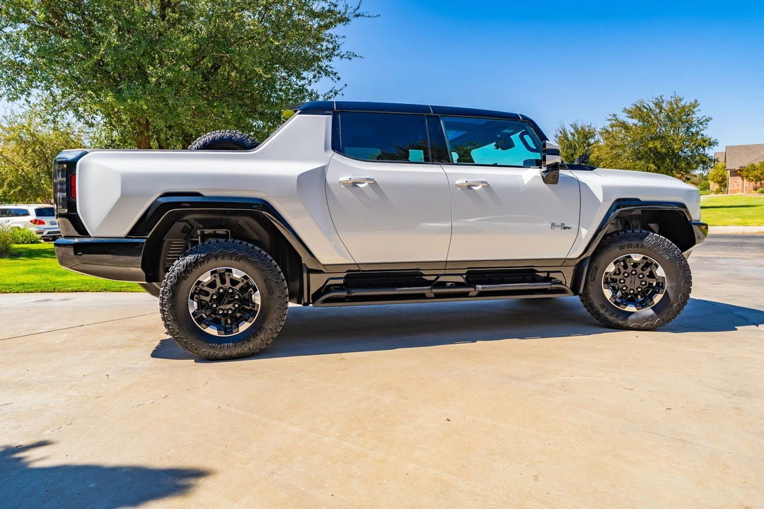 2022 GMC Hummer EV - Image 16 of 31