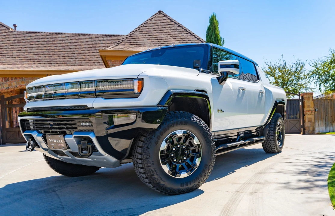 2022 GMC Hummer EV - Image 8 of 31
