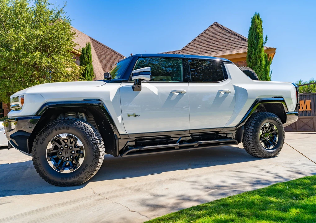 2022 GMC Hummer EV - Image 9 of 31