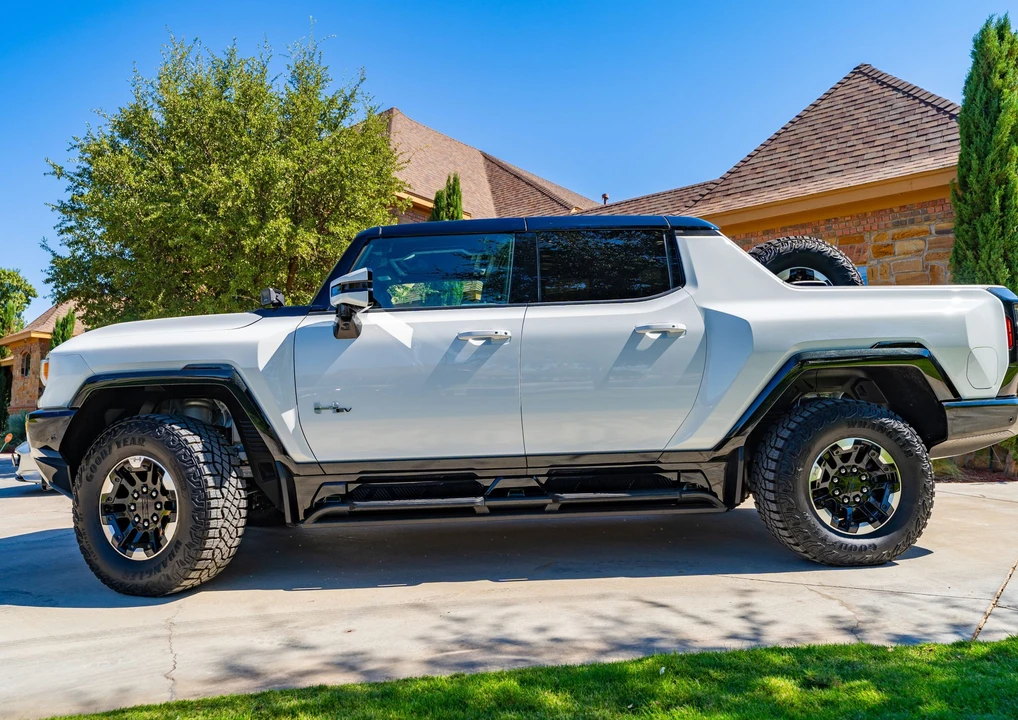 2022 GMC Hummer EV - Image 10 of 31