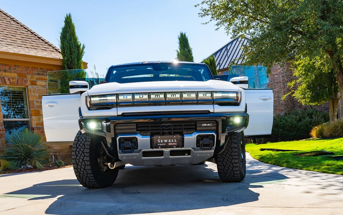 2022 GMC Hummer EV - Image 26 of 31
