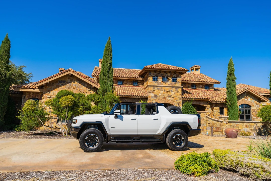 2022 GMC Hummer EV - Image 6 of 31