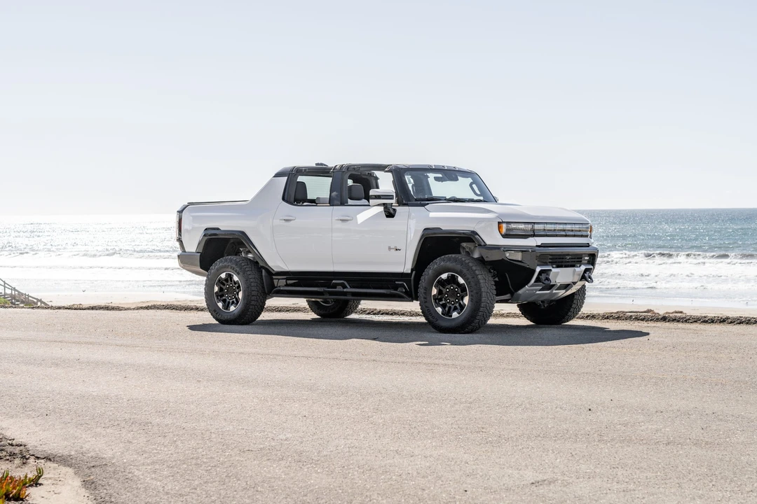 2022 GMC Hummer EV - Image 17 of 31