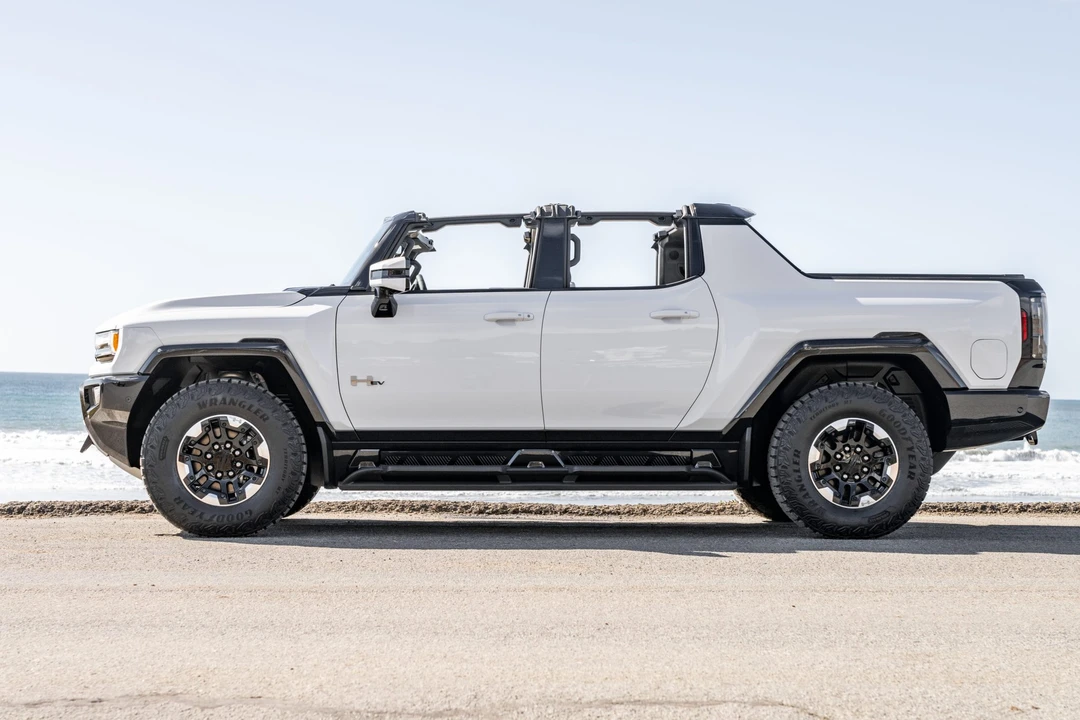 2022 GMC Hummer EV - Image 10 of 31