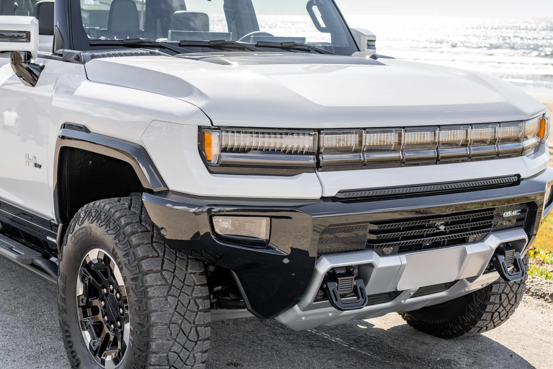2022 GMC Hummer EV - Image 28 of 31