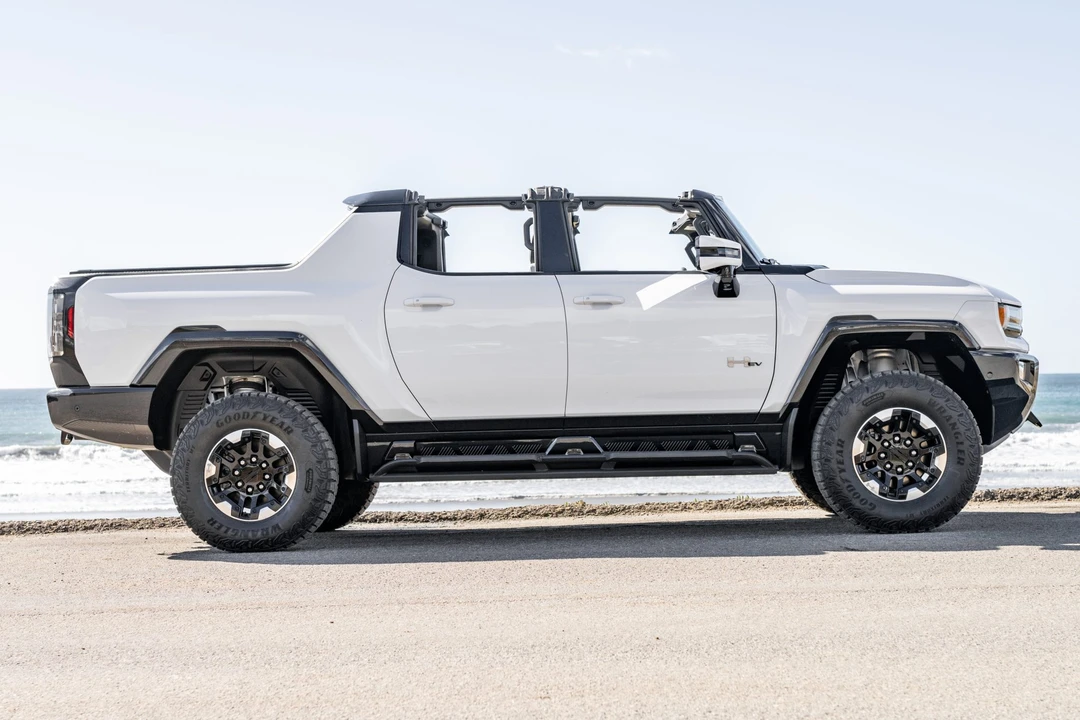 2022 GMC Hummer EV - Image 14 of 31