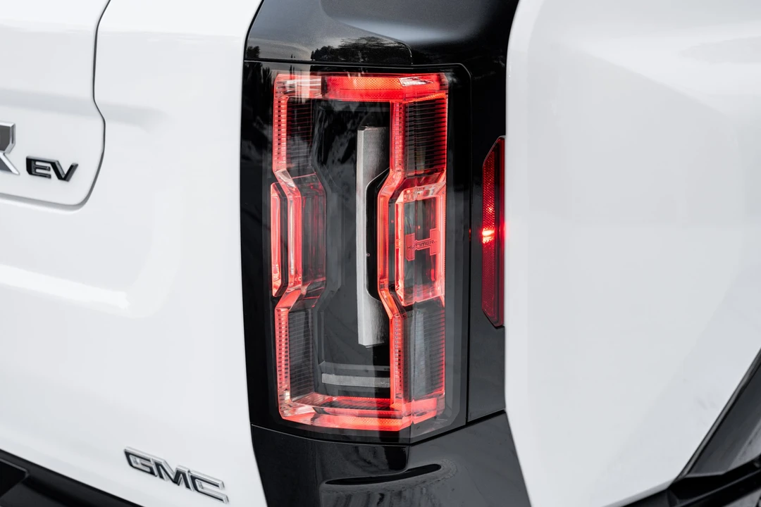 2022 GMC Hummer EV - Image 15 of 31