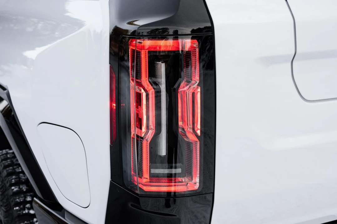 2022 GMC Hummer EV - Image 14 of 31