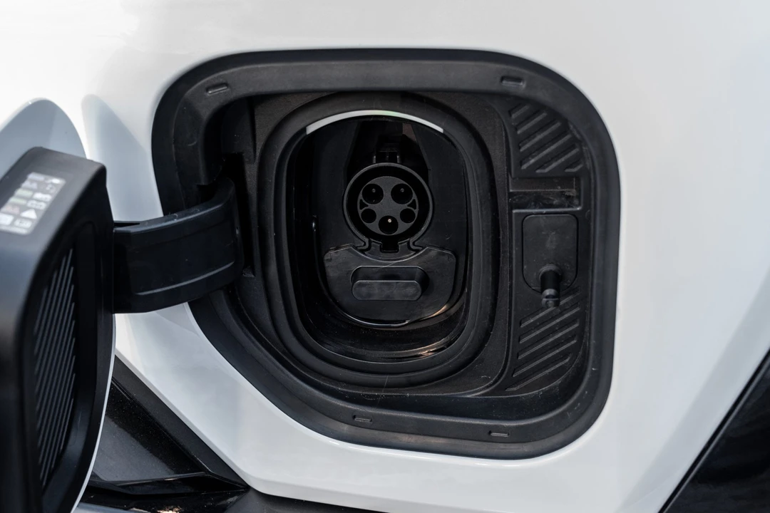 2022 GMC Hummer EV - Image 24 of 31