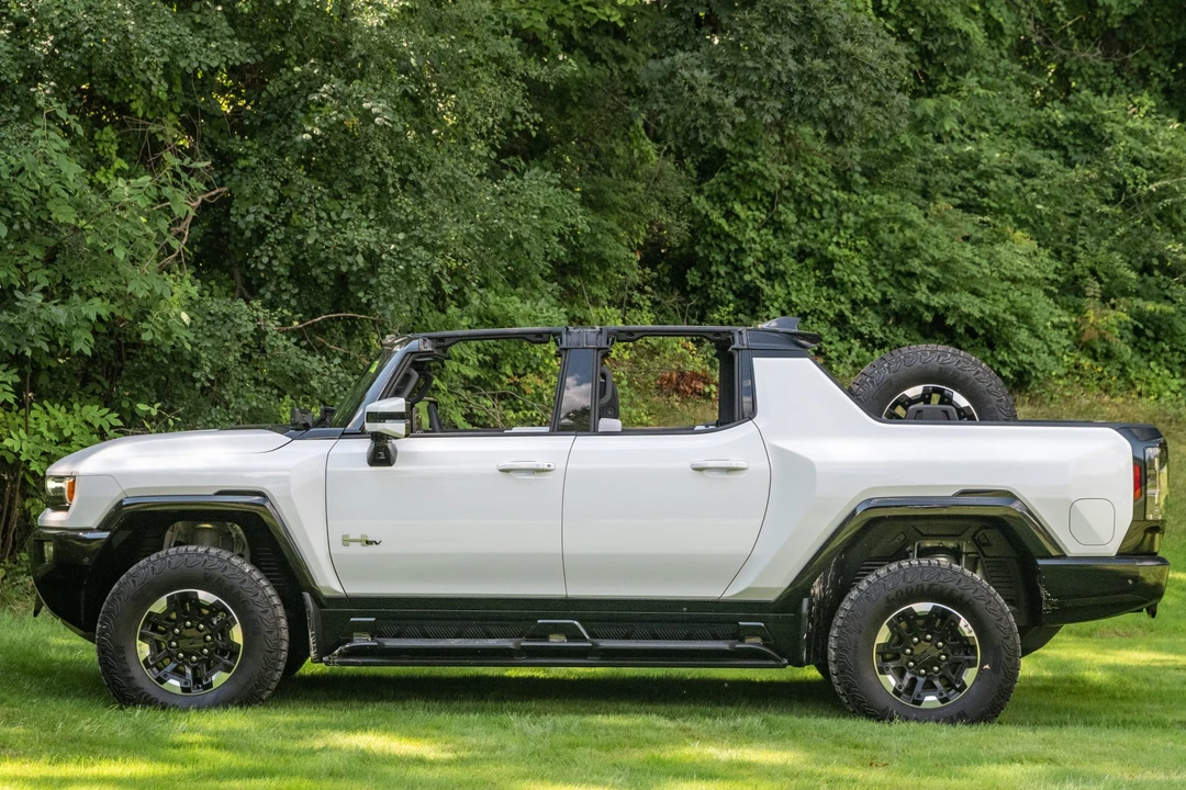 2022 GMC Hummer EV - Image 13 of 31