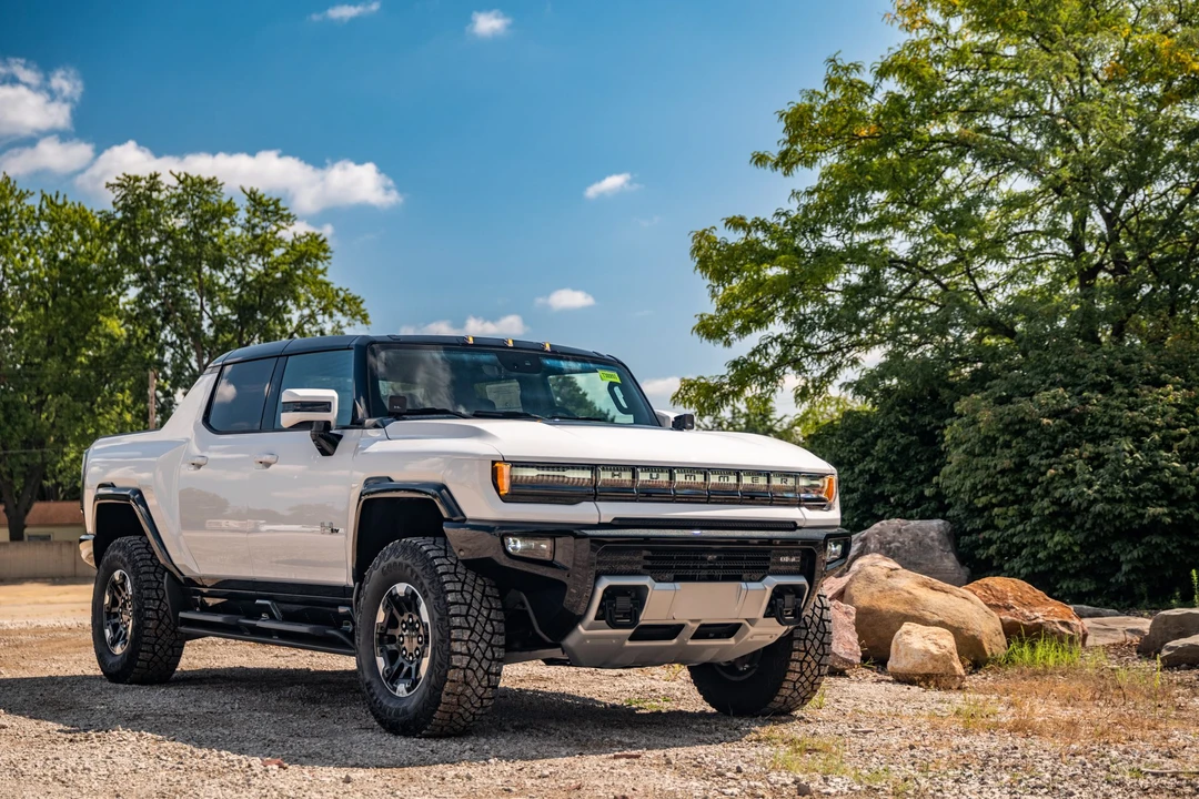 2022 GMC Hummer EV - Image 10 of 31