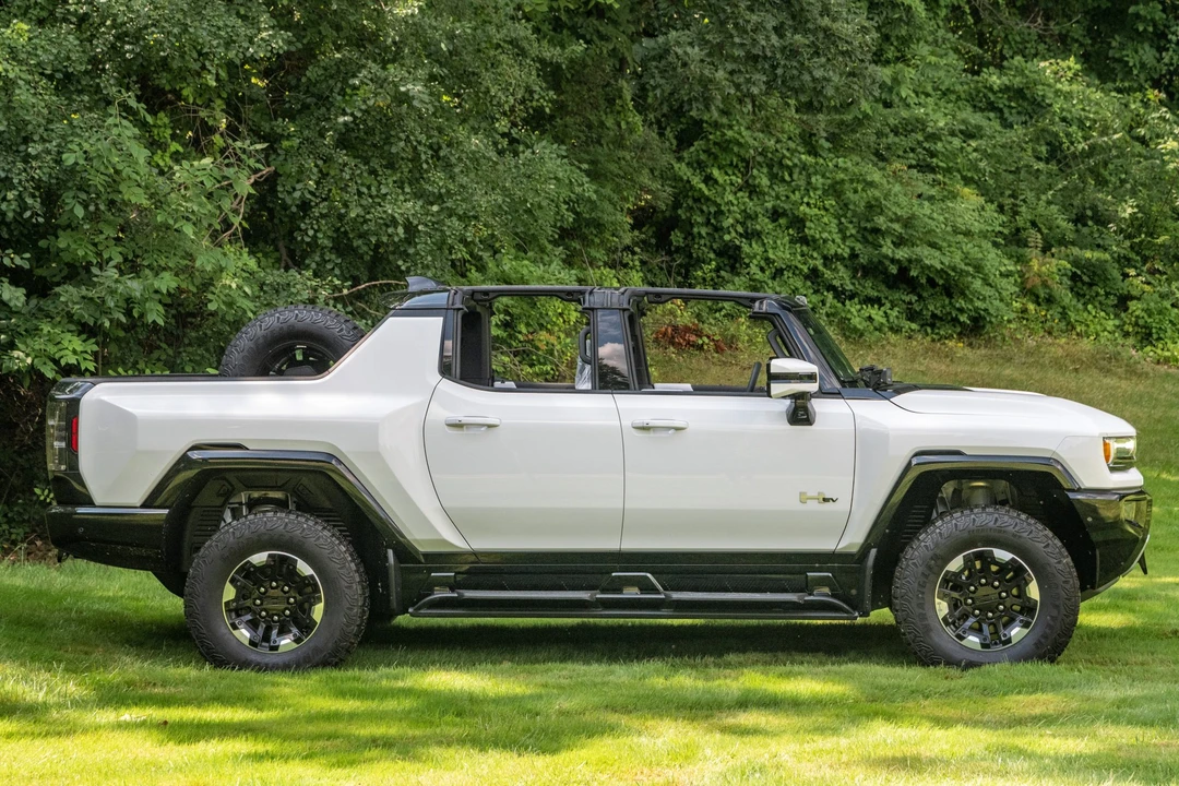 2022 GMC Hummer EV - Image 17 of 31
