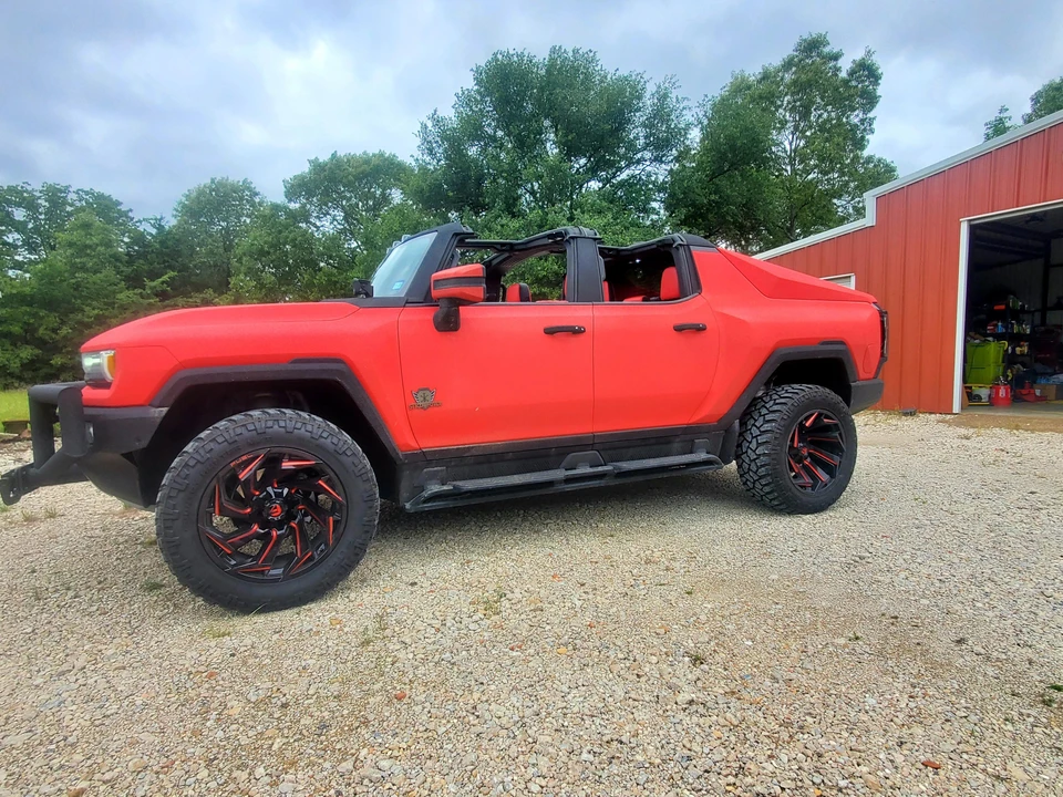 2022 GMC Hummer EV - Image 8 of 31