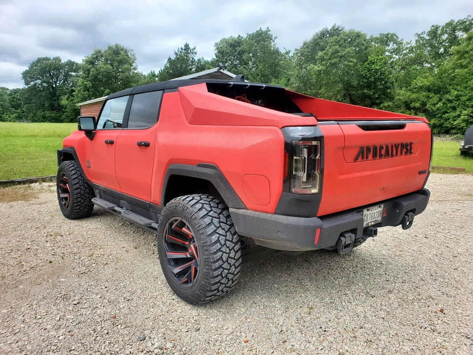2022 GMC Hummer EV - Image 10 of 31