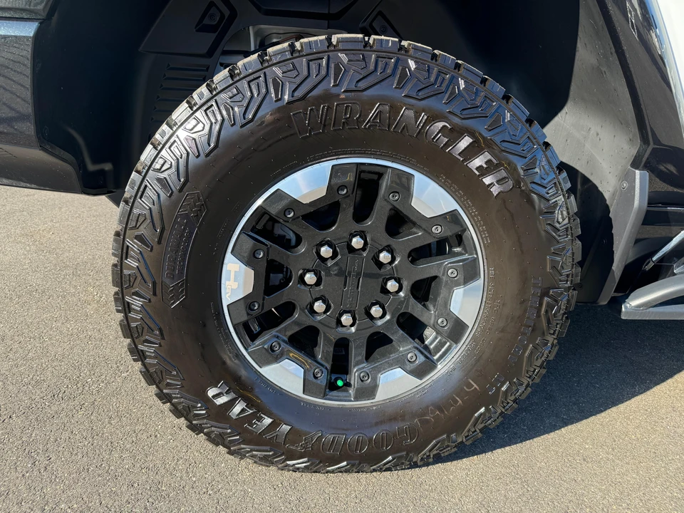 2022 GMC Hummer EV - Image 20 of 31