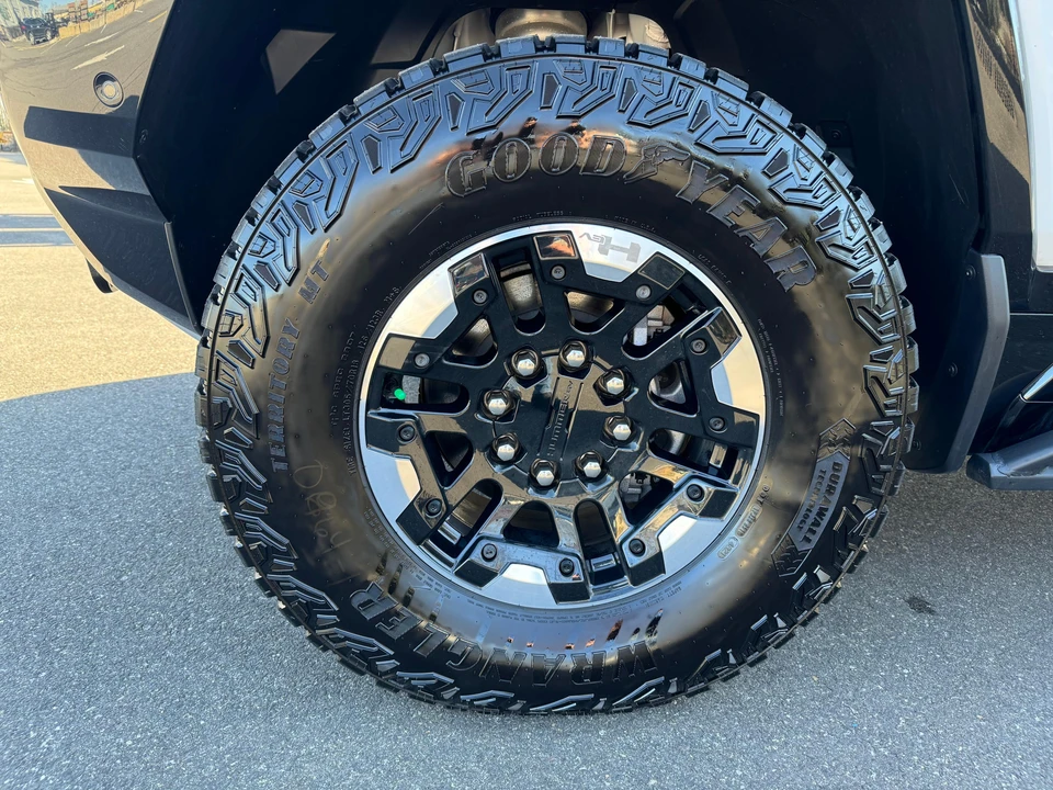 2022 GMC Hummer EV - Image 18 of 31