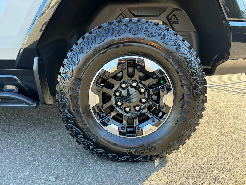 2022 GMC Hummer EV - Image 19 of 31