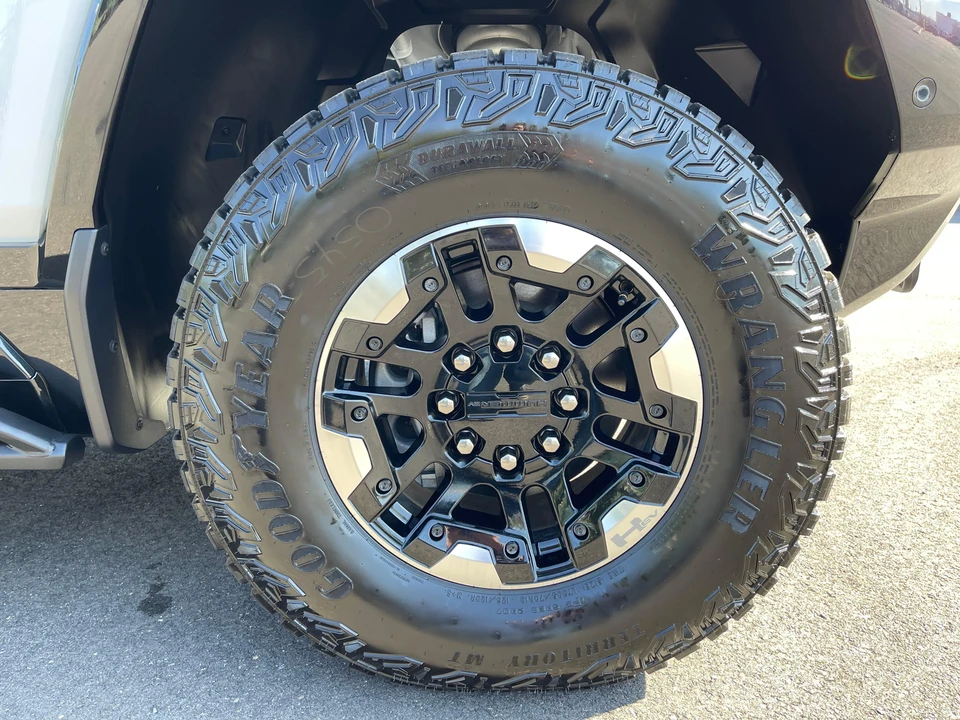 2022 GMC Hummer EV - Image 21 of 31