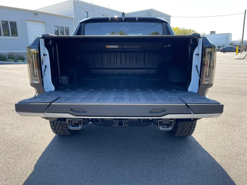 2022 GMC Hummer EV - Image 16 of 31