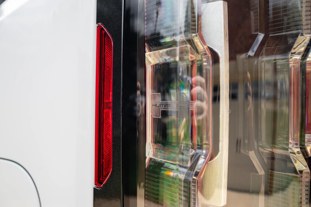 2022 GMC Hummer EV - Image 26 of 31