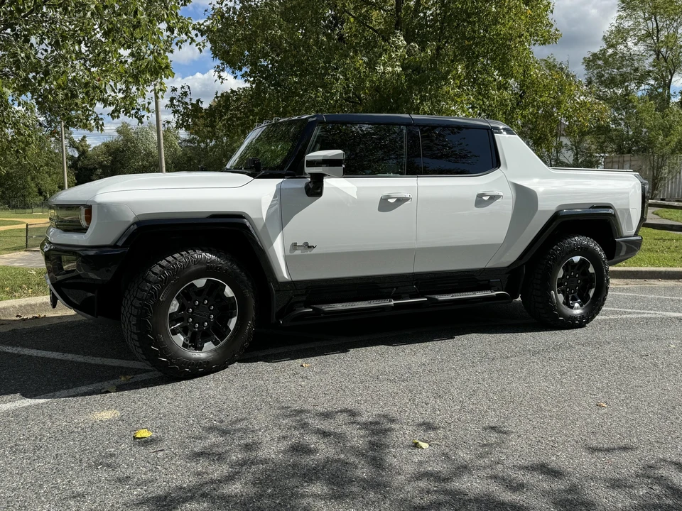 2022 GMC Hummer EV - Image 9 of 31