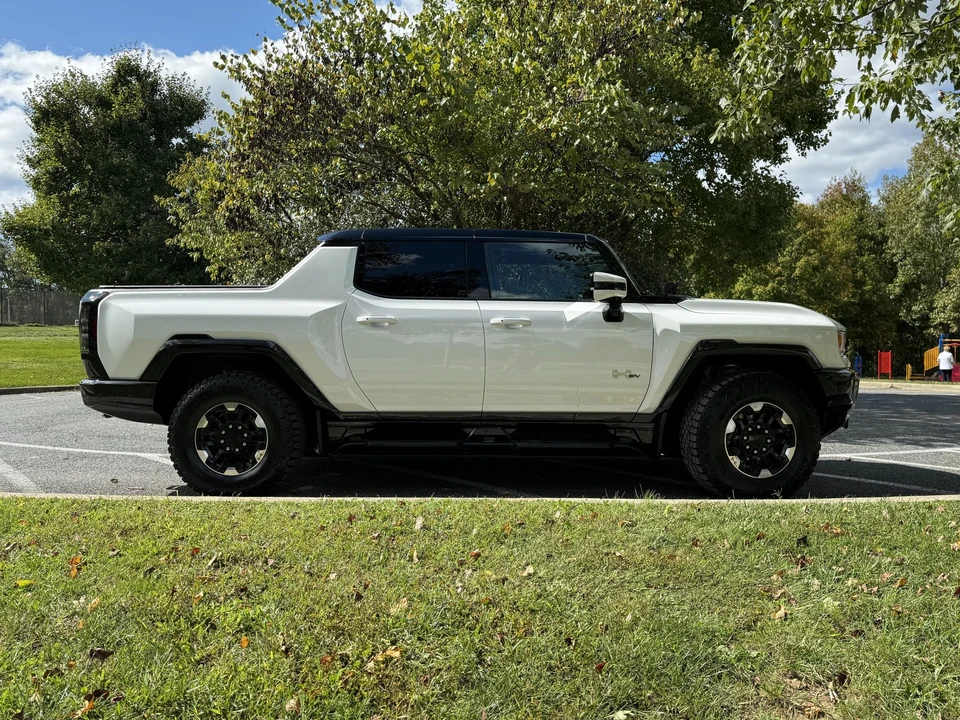 2022 GMC Hummer EV - Image 17 of 31