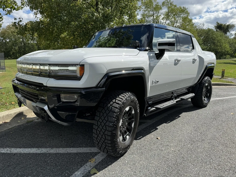 2022 GMC Hummer EV - Image 8 of 31