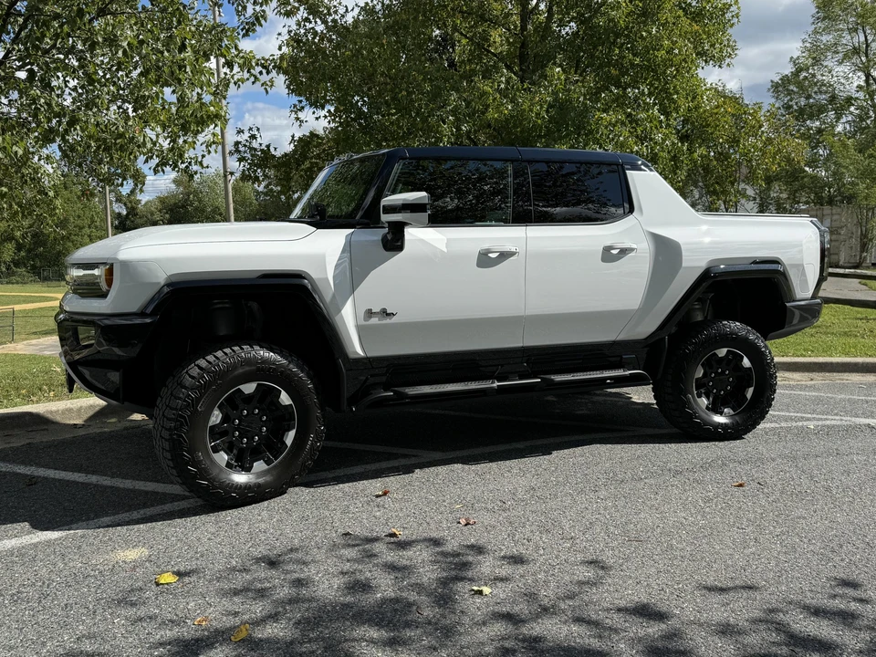 2022 GMC Hummer EV - Image 10 of 31
