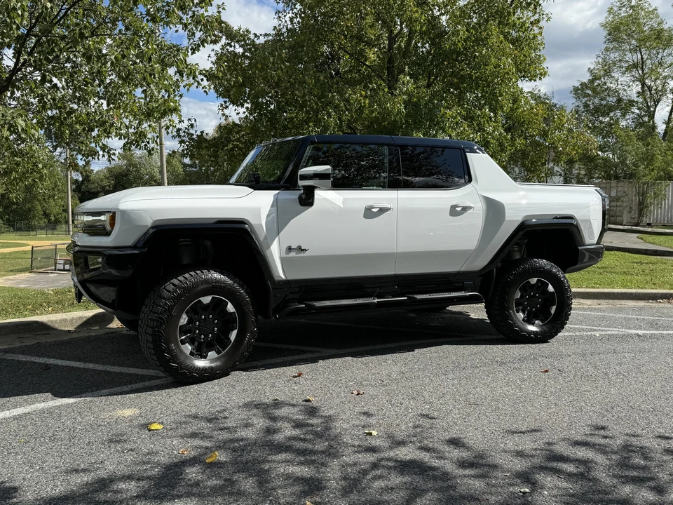2022 GMC Hummer EV - Image 11 of 31