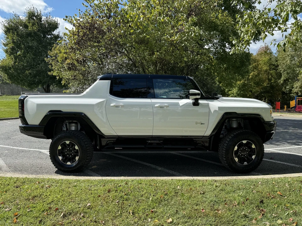 2022 GMC Hummer EV - Image 18 of 31