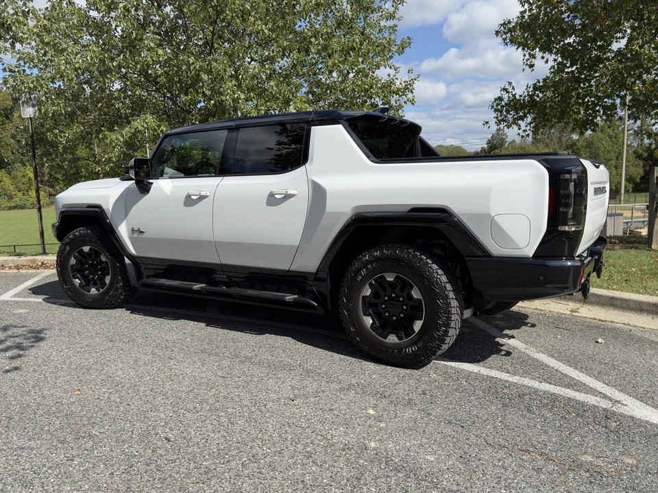 2022 GMC Hummer EV - Image 13 of 31