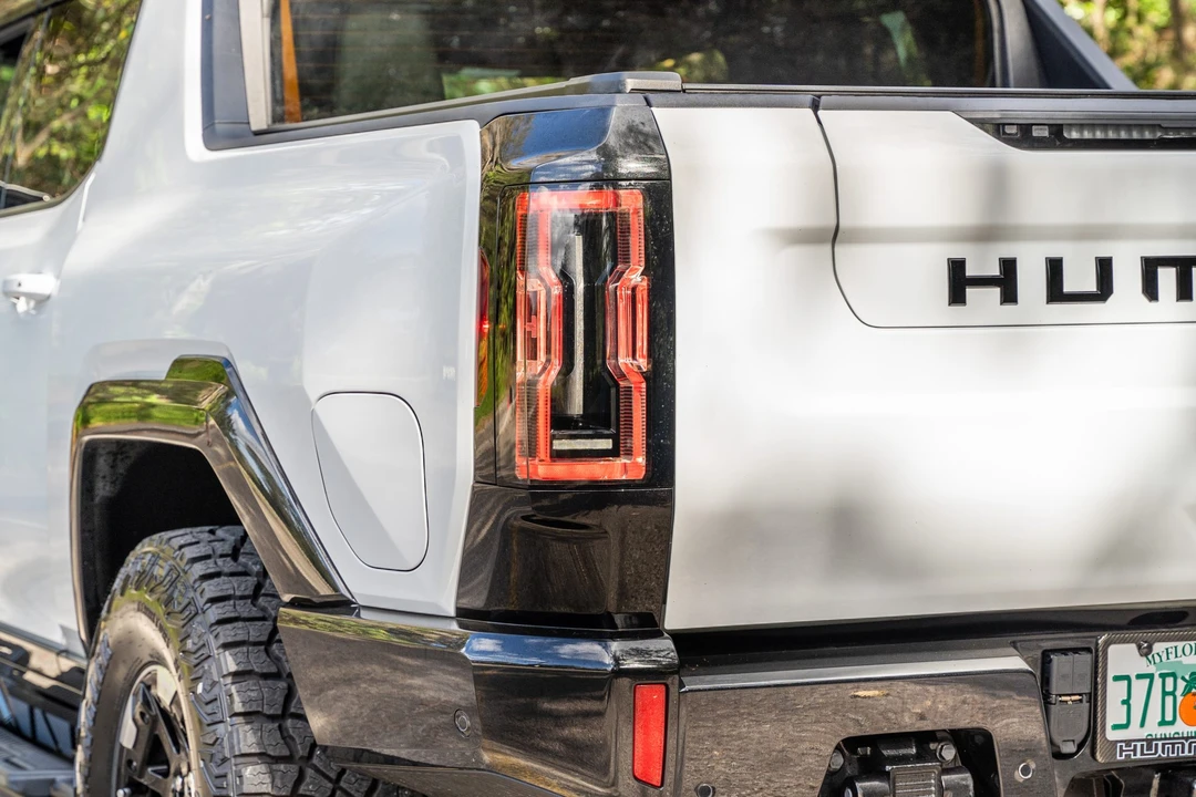 2022 GMC Hummer EV - Image 21 of 31