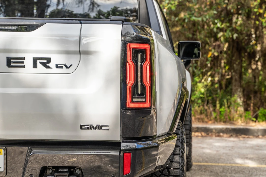 2022 GMC Hummer EV - Image 22 of 31